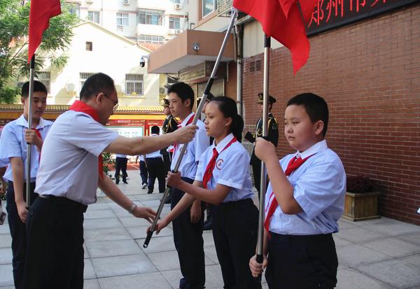 常晉波書記為各中隊授旗