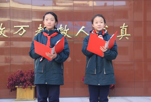 6丁婷婷、史雨辰同學(xué)進行國旗下演講