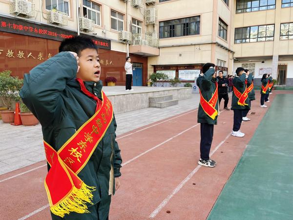 8團委劉書記帶領(lǐng)全體師生宣誓