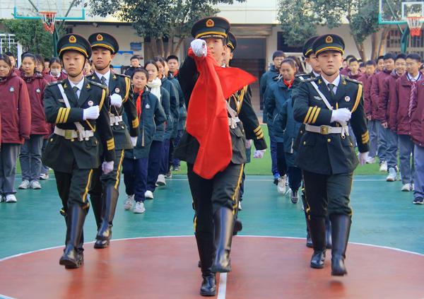 2校國旗班與啟航三班學(xué)生代表執(zhí)行升旗儀式