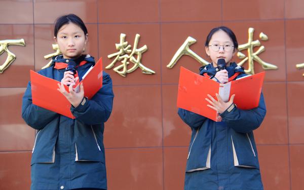 5梁若萱和郭亦婷同學(xué)進(jìn)行國旗下演講