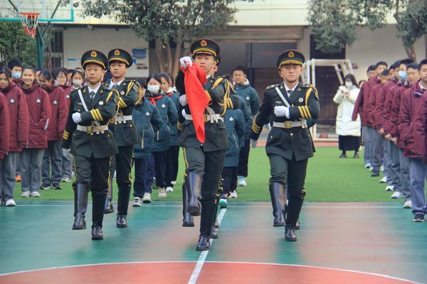 2校國旗班與凌云四班學生代表執(zhí)行升旗儀式