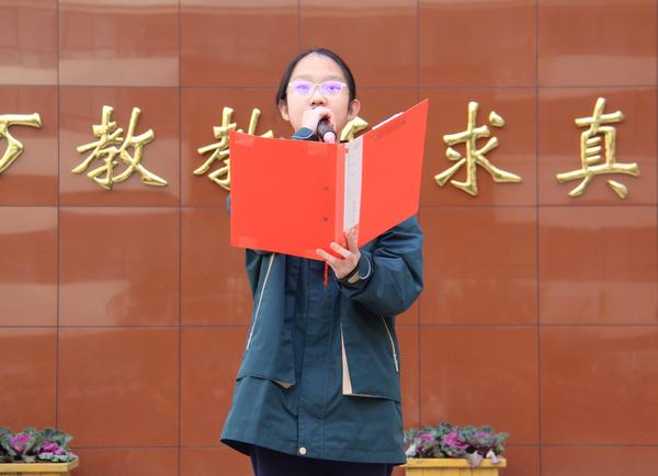 5李昱彤同學(xué)進行國旗下演講