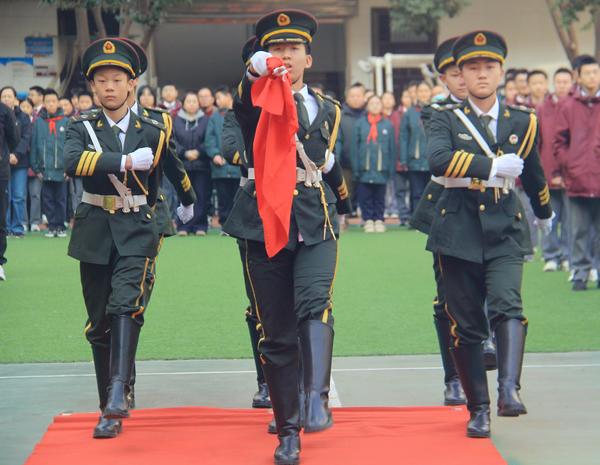 2國(guó)旗護(hù)衛(wèi)隊(duì)以飽滿的熱情執(zhí)行第一次升旗任務(wù)