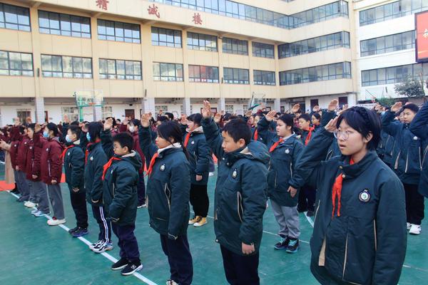 4全體師生向國(guó)旗敬禮