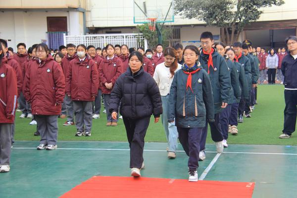 14孩子和父母一起走過紅毯，分享喜悅和光榮