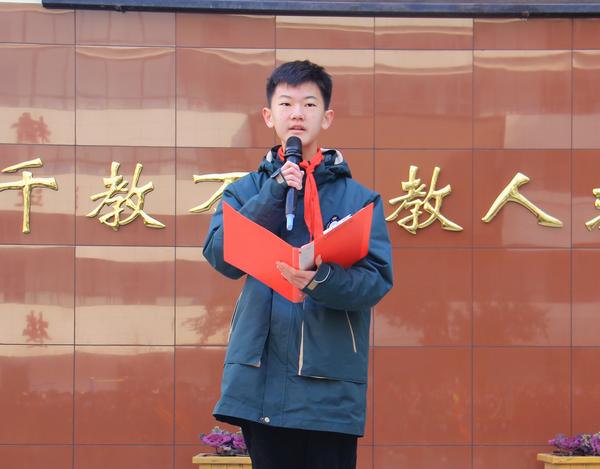 3金澤明同學主持開學典禮