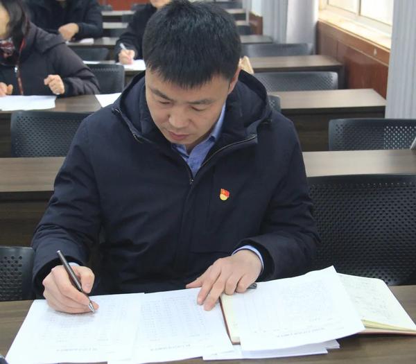 七初東校區(qū)召開2024年度組織生活會(huì)和民主評(píng)議黨員大會(huì) (4)