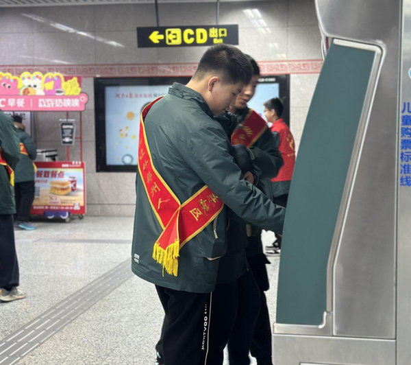紫荊站點(diǎn)學(xué)雷鋒，少年先鋒傳文明 (2)