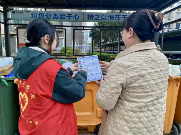 學(xué)子化身“社區(qū)小管家” (4)