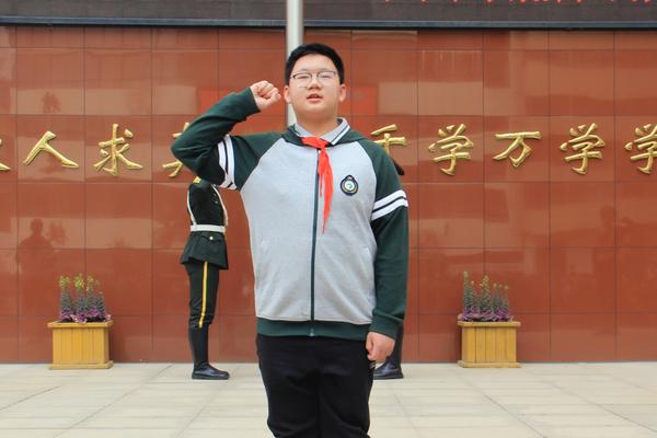 4朱澤睿同學(xué)帶領(lǐng)全體師生宣誓
