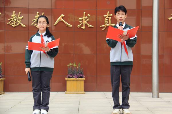 5陳頎薇、田浩辰同學(xué)進(jìn)行國旗下演講
