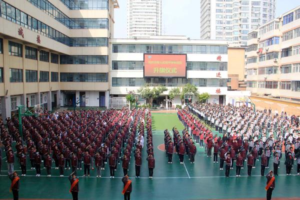 1鄭州市第七初級中學(xué)東校區(qū)舉行第九周升旗儀式