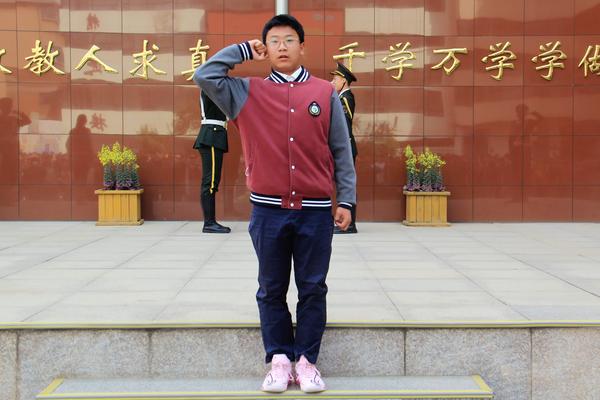 4桑子凱同學(xué)帶領(lǐng)全體師生宣誓