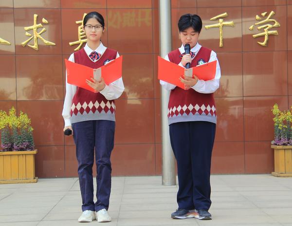 5馬夢萱、于紫君同學(xué)進行國旗下演講