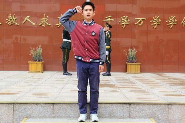 4袁方碩同學(xué)帶領(lǐng)全體師生宣誓