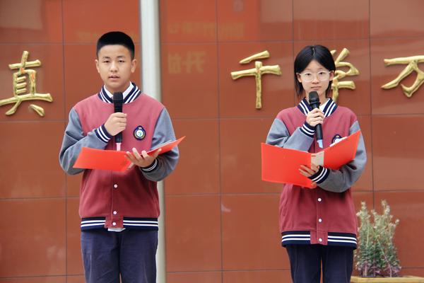5師瑋晴、李翱翔同學(xué)進(jìn)行國旗下演講