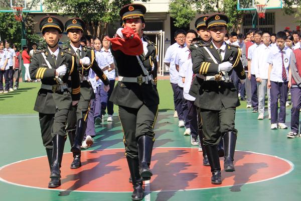 2校國(guó)旗班與鯤鵬三班學(xué)生代表執(zhí)行升旗儀式