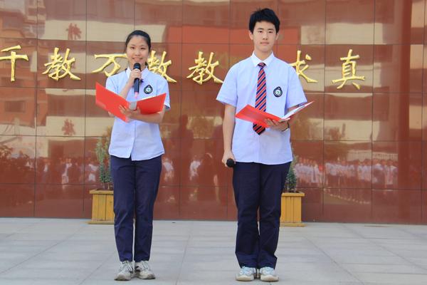 5李依雪 張馨源同學(xué)進(jìn)行國(guó)旗下演講