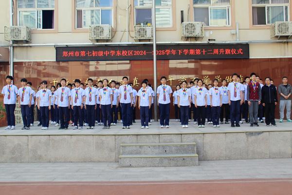 6.2吳元軍主任、葛向峰老師、李敏寬老師為體育考試滿分的學(xué)生頒獎(jiǎng)